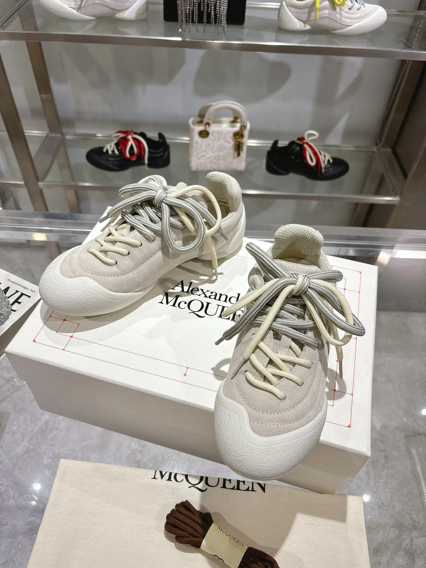 p580💰Couple model 𝐀𝐥𝐞𝐱𝐚𝐧𝐝𝐞𝐫 𝐌𝐜𝐐𝐮𝐞𝐞𝐧#/Alexander McQueen’s latest Flexion series, retro, casual, sneakers, original purchase, development, production, this Flexion Off Low-top sneakers in white grained leather with varying sized laces and an anatomically inspired lightweight segmented sole. The reverse skull pattern is embossed on the heel. Fabric: Original customized imported first-layer cowhide. Lining: Customized imported breathable mesh lining. Sole: Original open-molded non-slip TPU material. Bottom thickness: 2CM. Size: #Female size 35-40 (40 customized, non-refundable) #Men’s code 39-45 (45 customized, non-refundable)